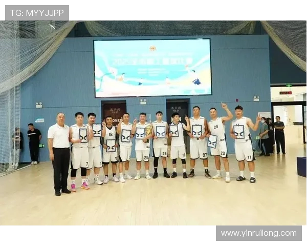 以篮球为纽带探索团队合作与青春拼搏的力量 以篮球为纽带探索团队合作与青春拼搏的力量