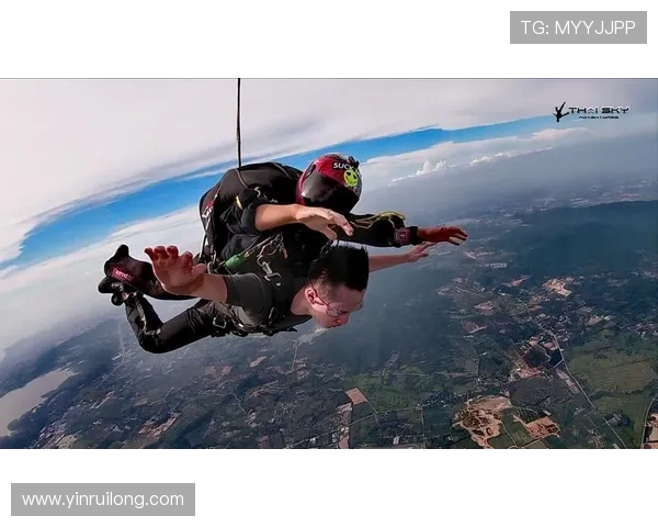 从高空一跃而下展现力量与优雅的跳水运动之美与竞技精神