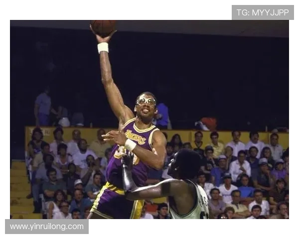 哈基姆·奥拉朱旺:从梦幻舞步到篮球传奇的辉煌历程